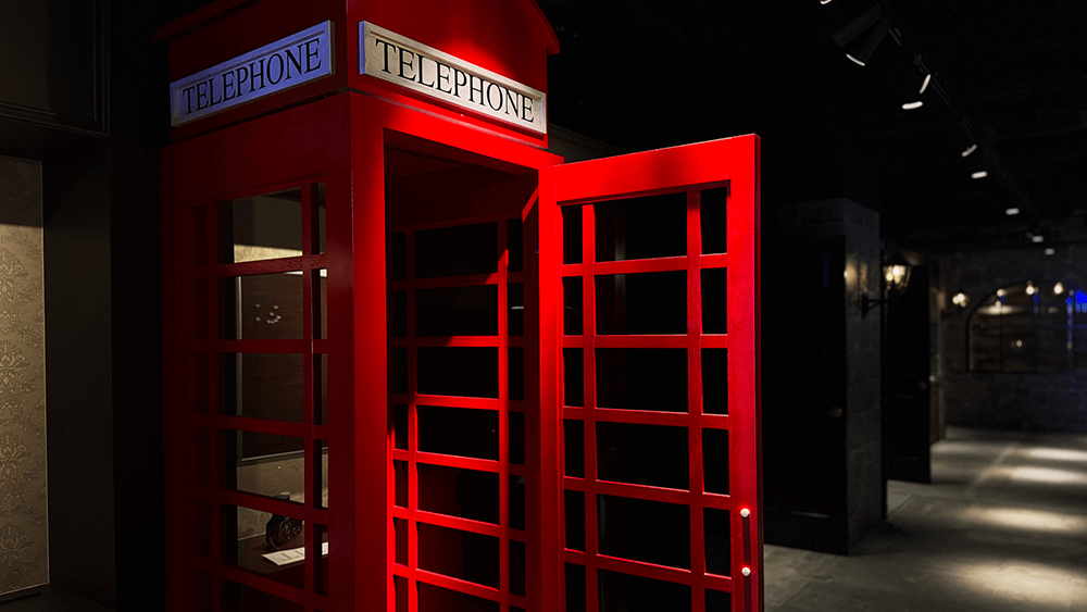 館内を周遊しながら楽しめる謎解きや、部屋に潜む異変を探す体験